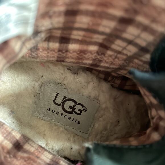 UGG Little Girls Black Patent Leather and Suede Chadwick Lace-Up Wingtip Boots - Picture 11 of 13